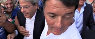 Copertina di Roma, l’abbraccio tra Renzi e Gentiloni alla manifestazione Pd. L’ex segretario: “Governo scherza con il fuoco”