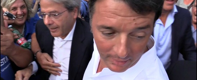 Copertina di Roma, l’abbraccio tra Renzi e Gentiloni alla manifestazione Pd. L’ex segretario: “Governo scherza con il fuoco”