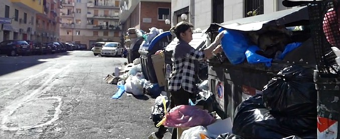 Copertina di Roma, cumuli di spazzatura in strada e cassonetti colmi. Residenti fanno slalom tra i rifiuti: “Situazione peggiorata”