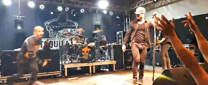 Copertina di L’epic fail al concerto punk: il fan prende la rincorsa e si getta sul pubblico. La figuraccia è clamorosa