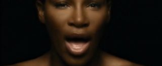 Copertina di Serena Williams a seno nudo contro il cancro: la campionessa canta in topless per beneficenza
