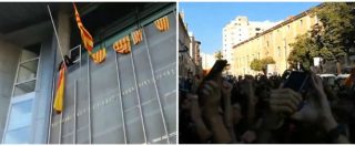 Copertina di Catalogna, separatisti fanno irruzione nella sede del governo di Girona e strappano la bandiera spagnola: “Fuori, fuori”