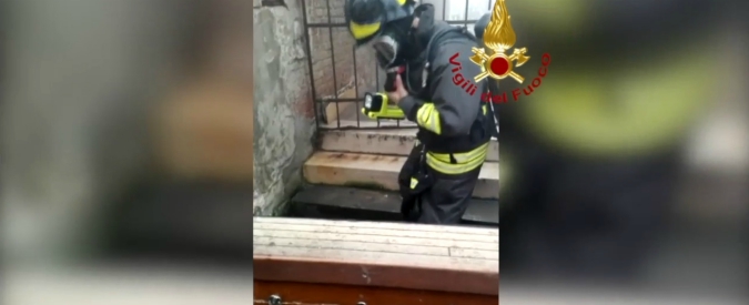 Copertina di Venezia, incendio al teatro La Fenice. Due tecnici intossicati. L’intervento dei vigili del fuoco con le autopompe lagunari