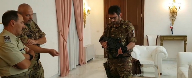 Copertina di Il sottosegretario alla Difesa Tofalo (M5s) in mimetica e col mitra: “Come un militare per capire cosa si provi”