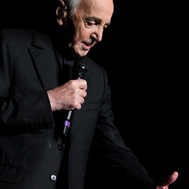Charles Aznavour morto, addio allo chansonnier “globale”: 1200 canzoni in 7 lingue e concerti in 94 Paesi. “Star? No, chiamatemi artigiano”