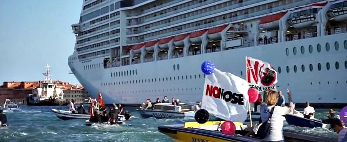 Copertina di Venezia, protesta del comitato No Grandi Navi: fumogeni, petardi e uovo contro la Msc musica