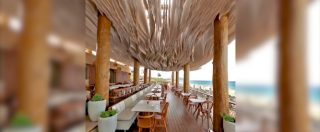 Copertina di Il soffitto si muove col vento e simula il moto delle onde: l’effetto ipnotico di questo ristorante di lusso è affascinante