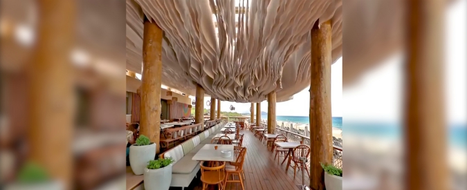 Copertina di Il soffitto si muove col vento e simula il moto delle onde: l’effetto ipnotico di questo ristorante di lusso è affascinante