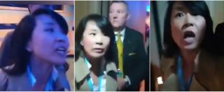 Copertina di La giornalista cinese d’assalto si infuria alla conferenza dei Tory e schiaffeggia un inglese: arrestata