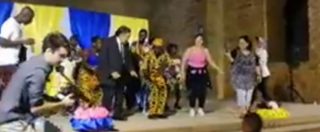 Copertina di Palermo, show del sindaco Leoluca Orlando: salta e balla al ritmo di danze africane sul palco