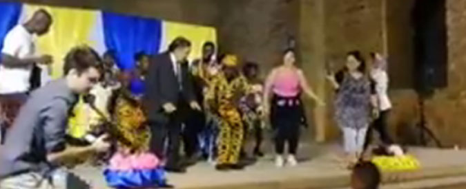Copertina di Palermo, show del sindaco Leoluca Orlando: salta e balla al ritmo di danze africane sul palco
