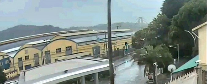 Copertina di Ponte Morandi, il traffico sul viadotto e la nube di polvere. Guardia di Finanza diffonde nuovo video del crollo