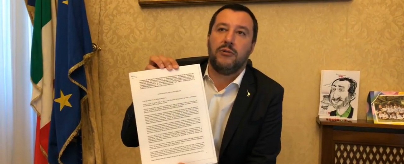 Copertina di Decreto sicurezza, Salvini: “Ora va in Parlamento. Non mollo di un millimetro”. A Moscovici: “Europa vi schifa”