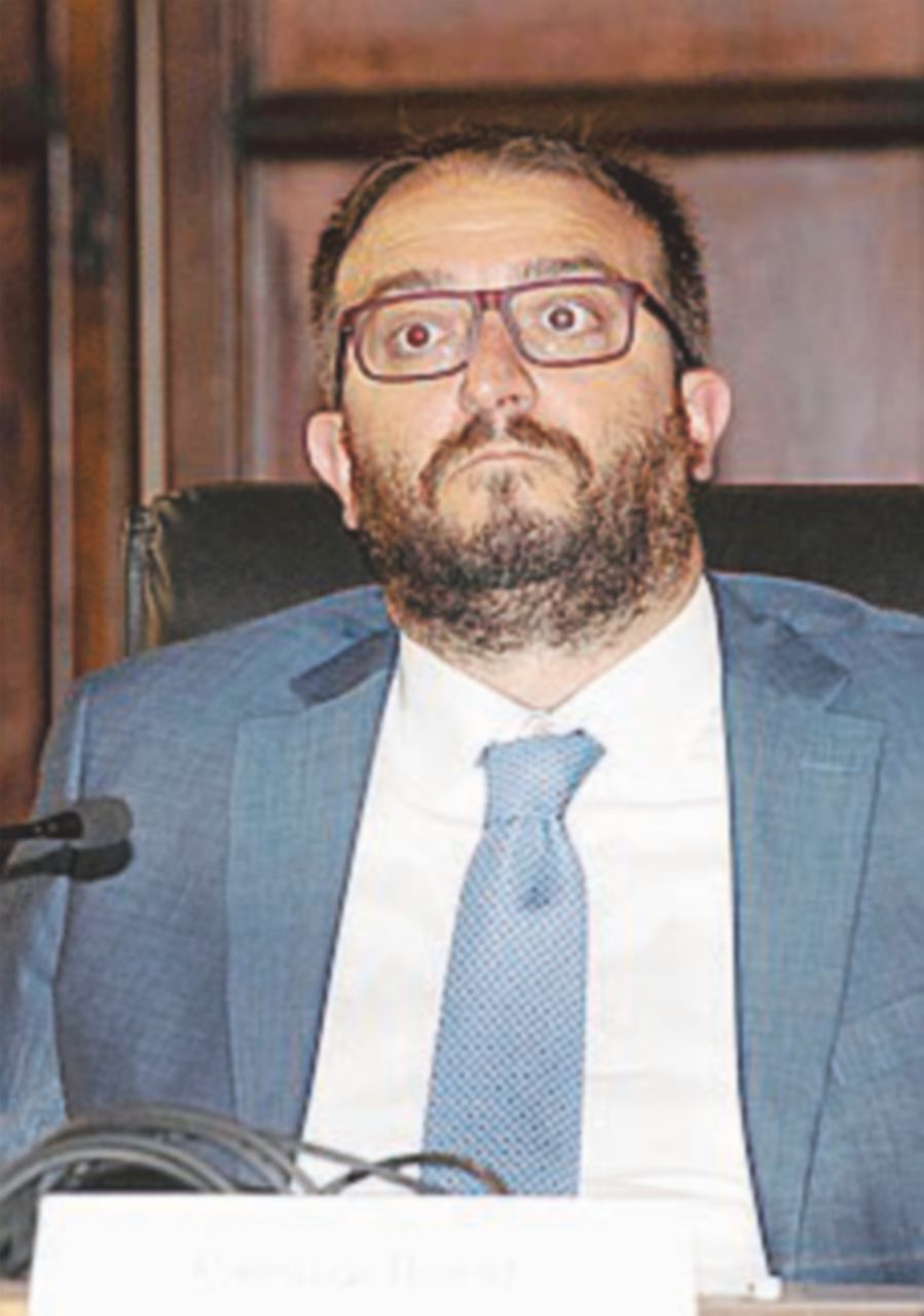 Copertina di Il sindaco de L’Aquila rinuncia: non correrà come governatore