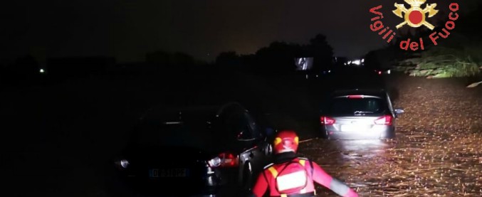 Copertina di Maltempo Calabria, morti una donna e il figlio di 7 anni a Lamezia. Disperso bimbo di 2. Crolla un ponte nel lametino