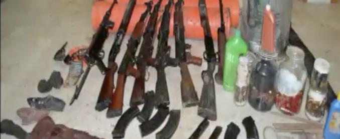 Copertina di Trapani, la polizia scopre l’arsenale del boss. Kalashnikov, fucili e pistole sotto il pavimento di un casolare.