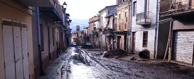 Copertina di Maltempo Calabria, danni e disagi in tutta la regione: strade allagate e auto portate via dall’acqua