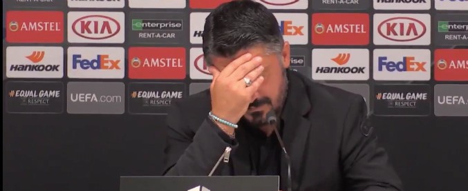 Copertina di Milan-Olympiakos, malore dell’hostess durante la conferenza stampa. E Gattuso reagisce così