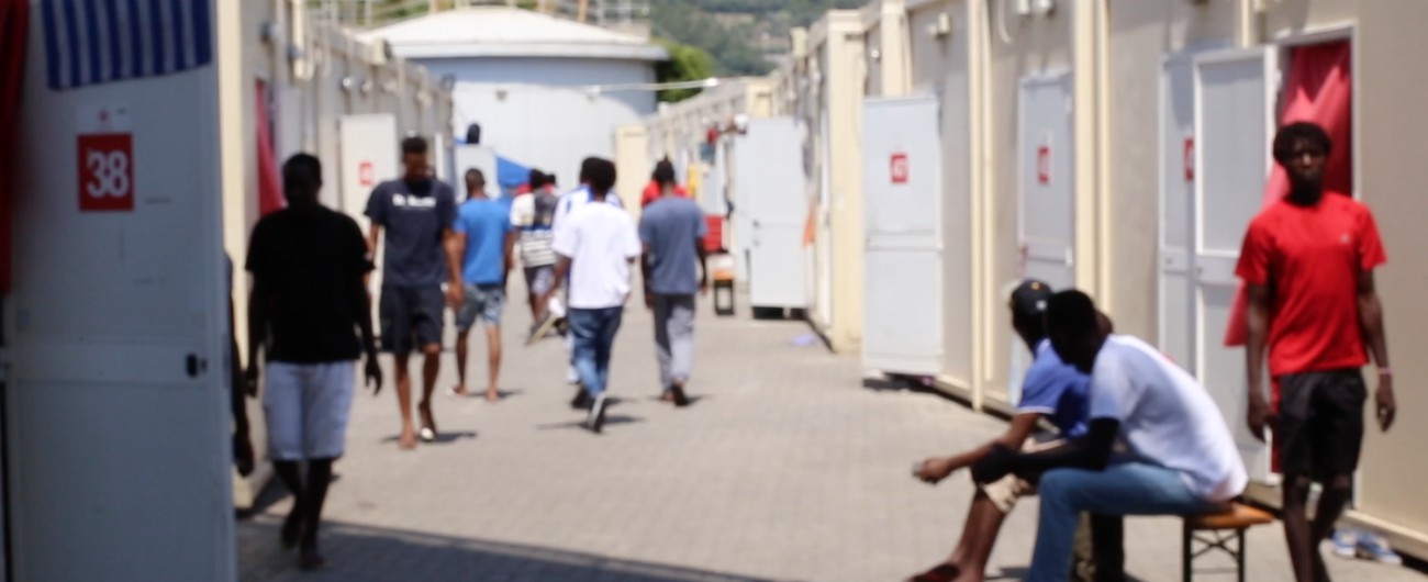 Copertina di Ventimiglia, frontiera senza Schengen da tre anni. La denuncia: “Procedure violano diritti e sono un costo per l’Italia”