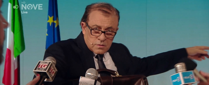 Copertina di L’esilarante imitazione di Crozza nei panni del ministro Tria: “Sono ostaggio del governo, aiutatemi”. E viene portato via