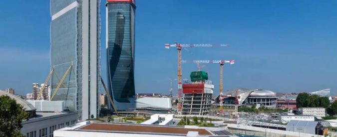 Copertina di L’impressionante crescita del grattacielo “Curvo” di Milano: il timelapse di Citylife accanto al “Dritto” e allo “Storto”