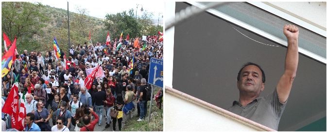 Copertina di Lucano, in migliaia al corteo per il sindaco (sospeso) di Riace: “Mimmo libero”. E lui saluta col pugno chiuso dal balcone
