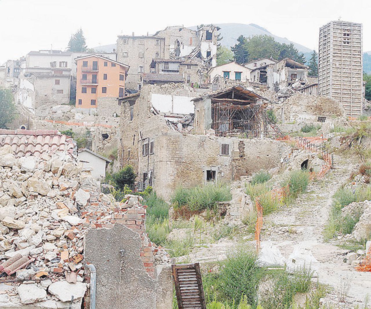 Distruzione - Accumoli (Rieti) dopo le scosse del 24 agosto 2016 che hanno ucciso 30 persone tra Lazio e Marche - Ansa Soldi pubblici e sms: ricostruzione frenata da errori e burocrazia
