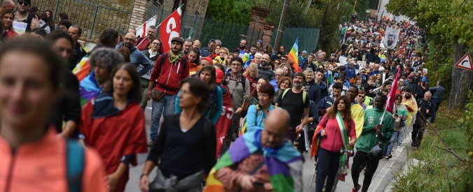 Copertina di Marcia per la pace Perugia-Assisi, “Siamo oltre 100mila, corteo lungo 15 km. Candidiamo al Nobel il modello Riace”