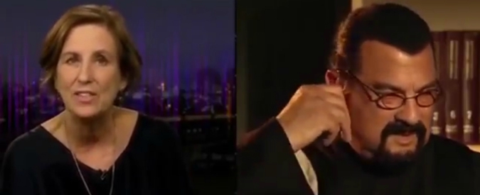 Copertina di Steven Seagal, la giornalista chiede conto delle accuse di molestie sessuali nei suoi confronti e lui reagisce così