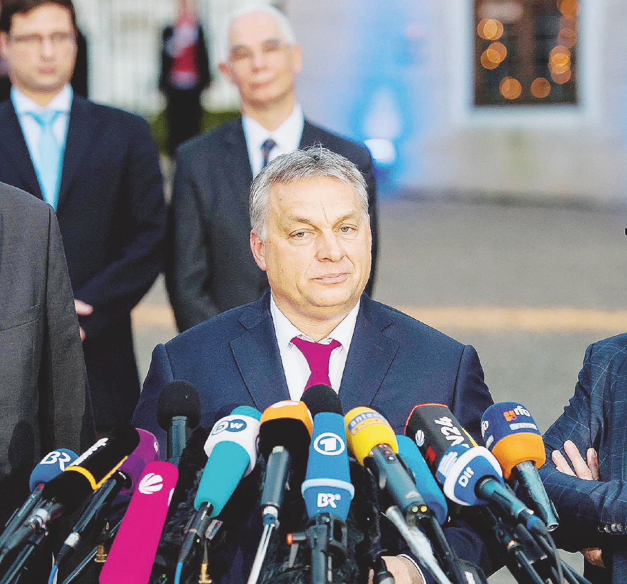 Copertina di “Orbán ci sta comprando, è come prima del 1989”