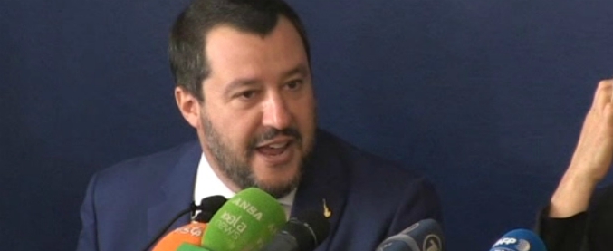 Copertina di Salvini deride Macron e Saviano: “Spero non abbiano fatto un selfie svestiti come usa fare ultimamente il presidente”