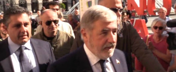 Copertina di Genova, fischi e urla al corteo di sfollati e commercianti verso i politici: “Apriteci le strade, vogliamo risposte”