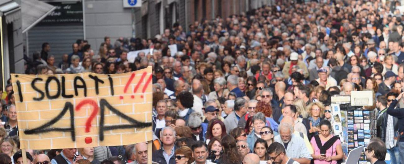Copertina di Genova, i commercianti in piazza con gli sfollati: “Isolati, rischiamo di chiudere”. A Toninelli: “Non raccontateci bugie”  – FOTO e VIDEO
