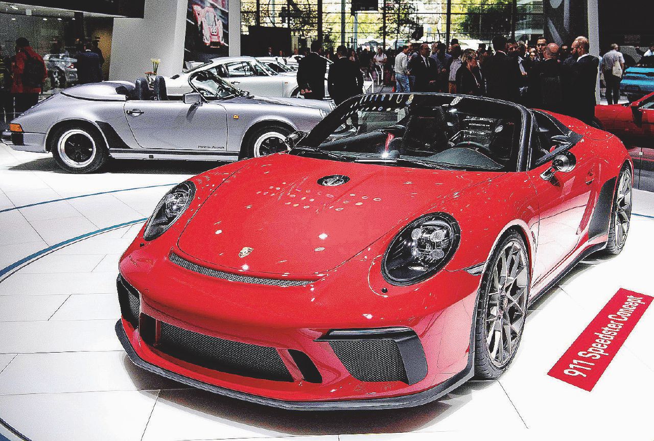 Copertina di Porsche verso il futuro. Dai 70 anni alla sfida elettrica