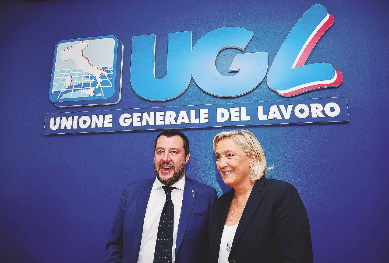 Copertina di L’abbraccio Salvini-Le Pen: “Non ci guideranno dagli Usa”