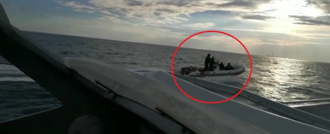 Copertina di Brindisi, gommone in fuga con più di 500 kg di marijuana: l’inseguimento della Guardia di finanza. Due arresti