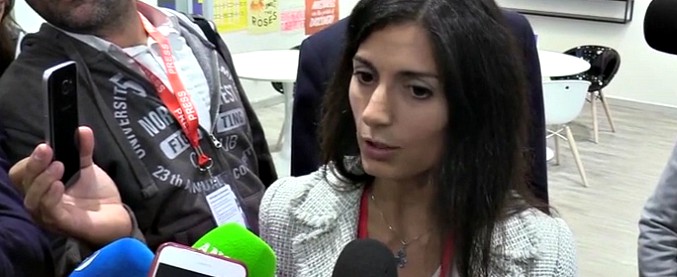 Copertina di Raggi: “Sfratto madre Taverna? Si seguirà la legge come per tutte le altre persone. Mai contattata dalla senatrice”