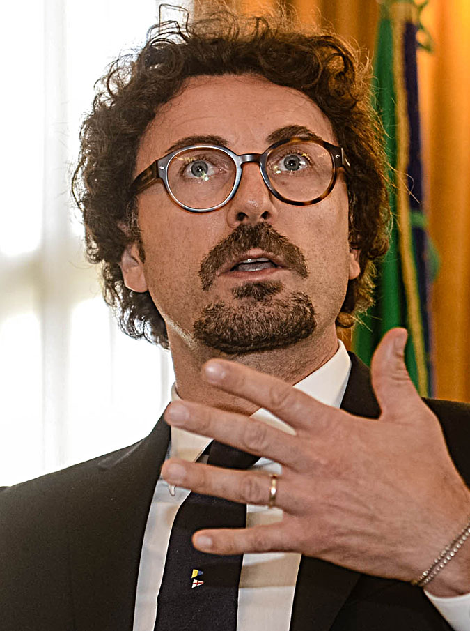 Copertina di Toninelli, l’ironia dei social dopo la gaffe sul tunnel: “C’erano i neutrini?”. E una frase sul Morandi fa arrabbiare i genovesi