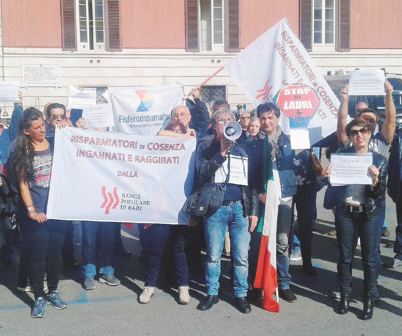 Tutti in piazza - Una protesta dei risparmiatori di Popolare di Bari. La Consob indaga sulla gestione degli investitori - Ansa Popolare di Bari, lo scandalo bancario a scoppio ritardato
