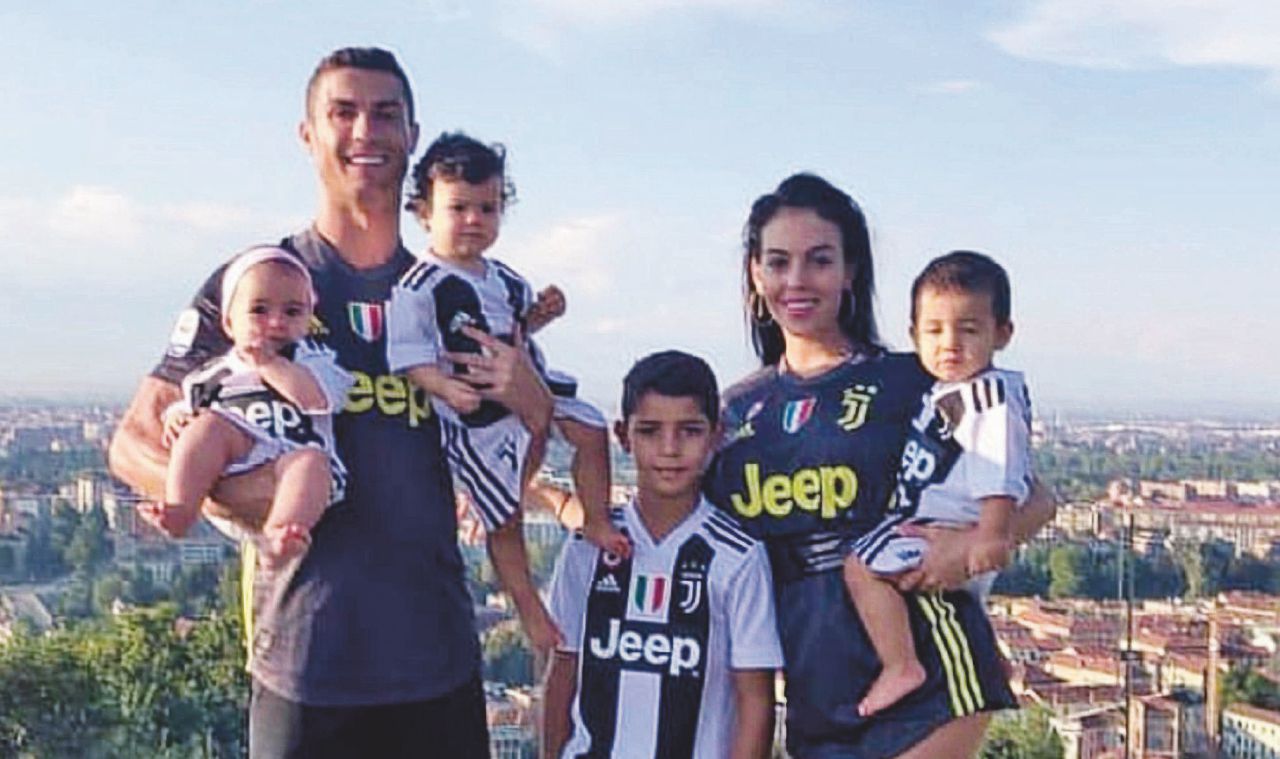 Copertina di Frasi manomesse e notizie postdatate: dark room  Cr7