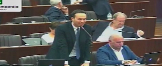 Copertina di Lombardia, il leghista Cosentino: “Teoria gender? Vai a letto uomo e ti svegli donna”. M5s: “Frasi da Medioevo”