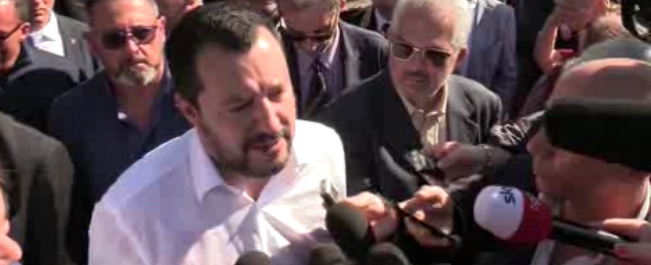 Copertina di Manovra, Salvini: “Spread a 400? Noi tiriamo dritti. Per la flat tax saranno a disposizione 1,7 miliardi”