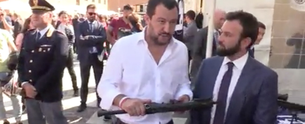 Copertina di Salvini come Putin, imbraccia un mitragliatore alla festa per i 40 anni dei Nocs