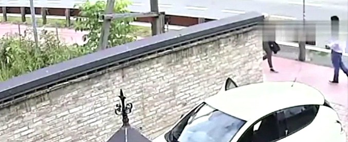 Copertina di Modena, donna carbonizzata: un arresto. In un video il presunto omicida ripreso mentre tenta di sequestrare una ragazza