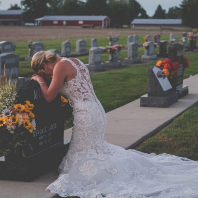 Muore in un incidente stradale poco prima del matrimonio: la sposa in abito bianco, in lacrime sulla tomba di lui