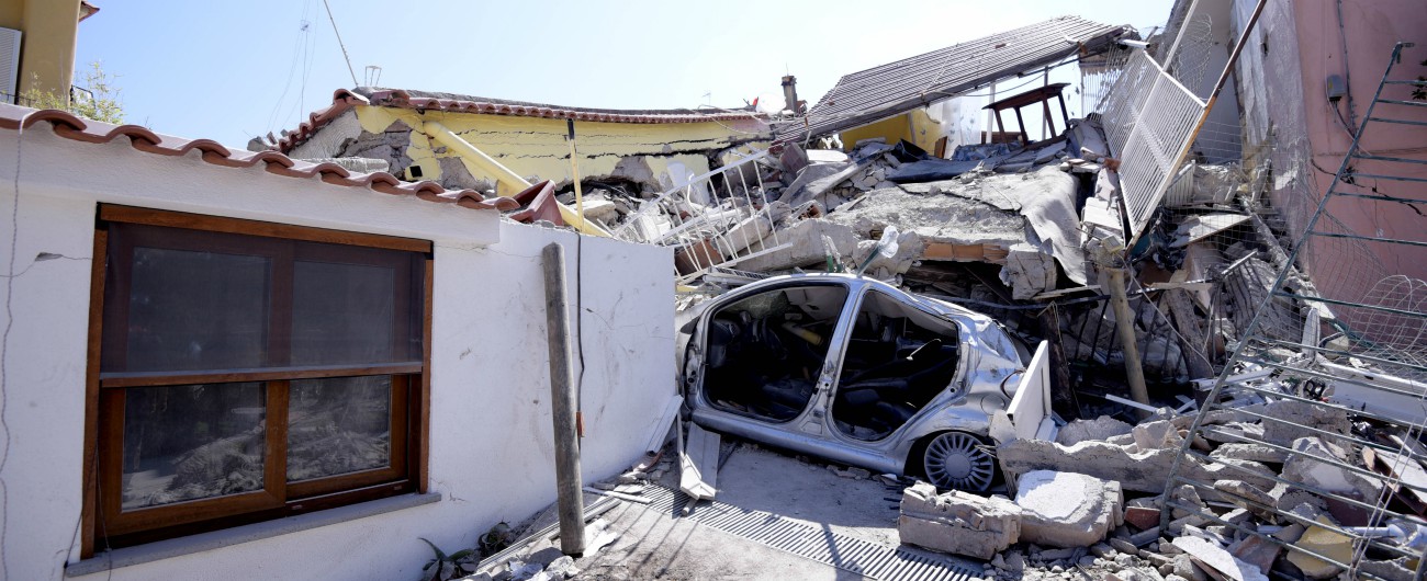 Il Decreto Genova condona Ischia: “La ricostruzione post sisma 2017 sana le case abusive costruite dagli anni Ottanta”