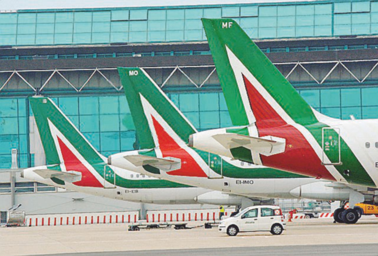 Copertina di Il piano disperato di Di Maio per salvare Alitalia