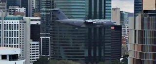 Copertina di Il Boeing vola in mezzo ai grattacieli e scatena il panico: boom di chiamate alla polizia per la manovra spericolata