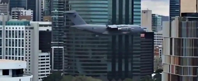 Copertina di Il Boeing vola in mezzo ai grattacieli e scatena il panico: boom di chiamate alla polizia per la manovra spericolata