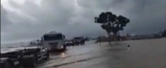 Copertina di Maltempo Sardegna, l’impressionante viaggio di bus e camion sulla statale allagata. Il video ripreso da un passeggero